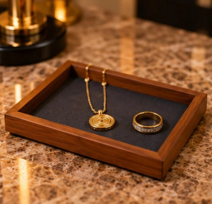 Vide-poches pour montres sur une commode