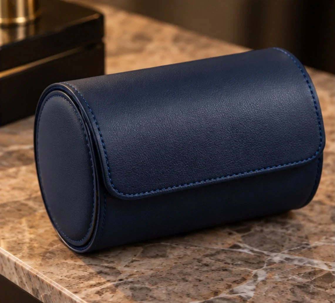 Étui de voyage bleu marine pour 3 montres, ouvert et vide
