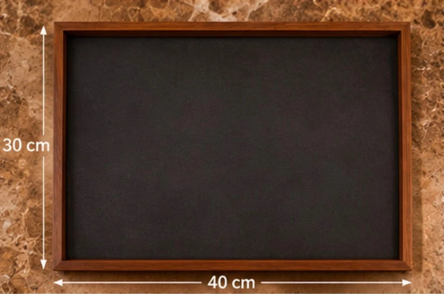 Vide-poches en bois avec montre et bijoux