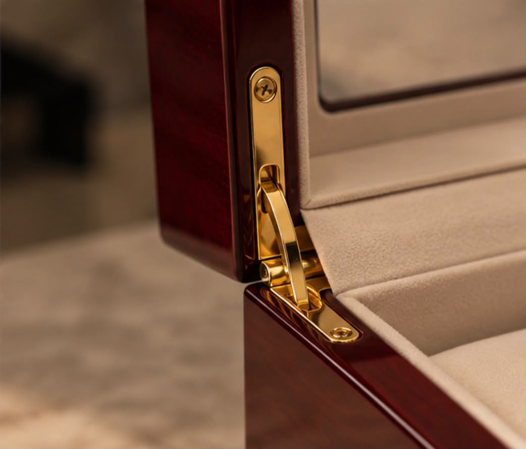 Détail de la charnière dorée de la boîte à montres en bois laqué
