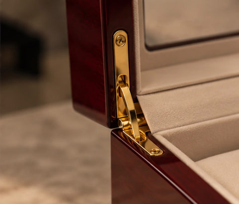 Détail de la charnière dorée de la boîte à montres en bois laqué