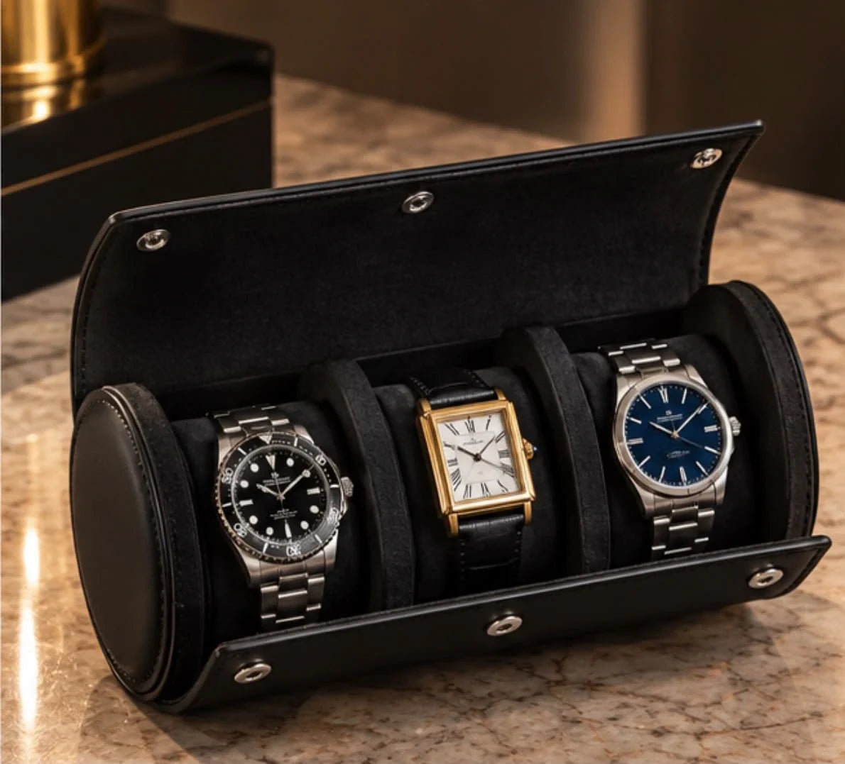 Étui noir ouvert pour 3 montres