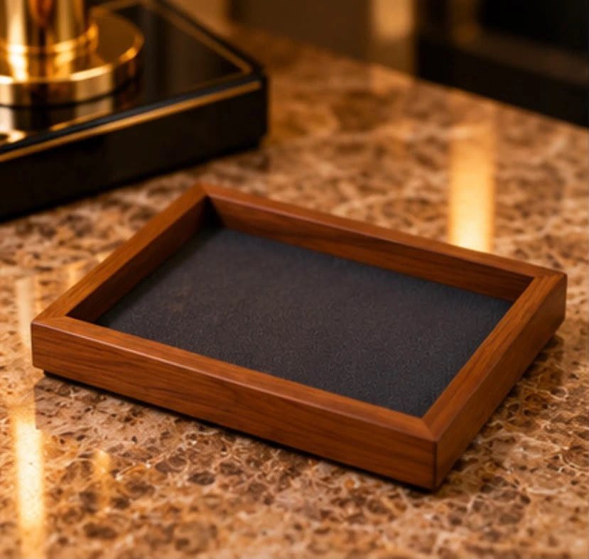 Plateau à bijoux en bois et intérieur noir