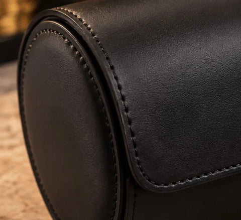 Détail de l’étui de voyage noir