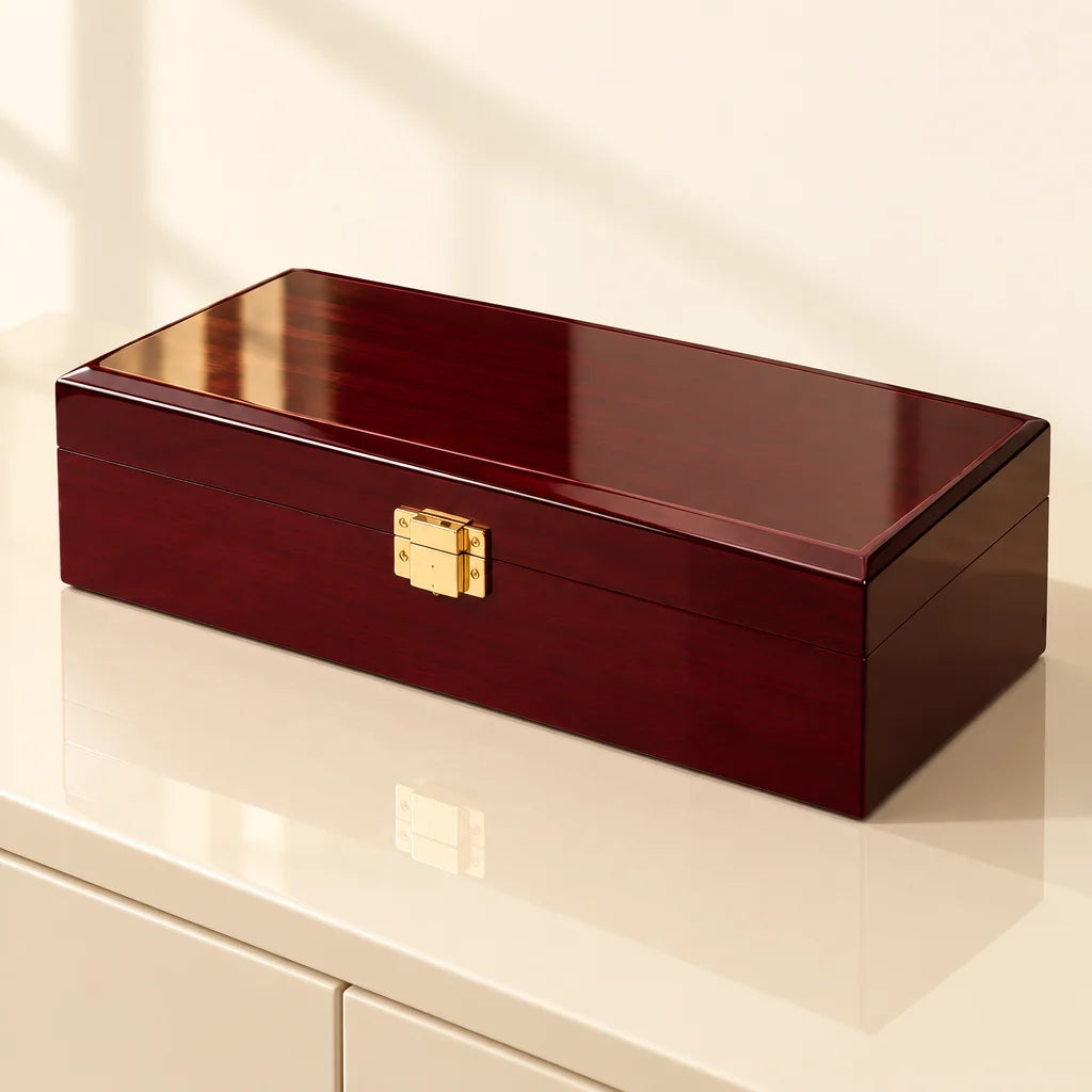 An exact Écrin Cinq watch case closed and dominant, showing its long rectangular proportions, glossy