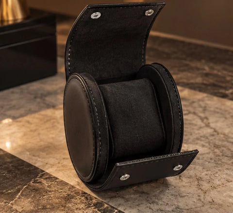 Étui de voyage noir pour 1 montre, ouvert et vide
