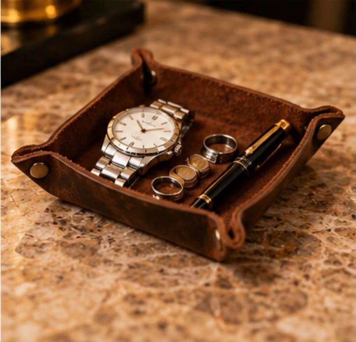 Vide-poches pour montre sur une commode