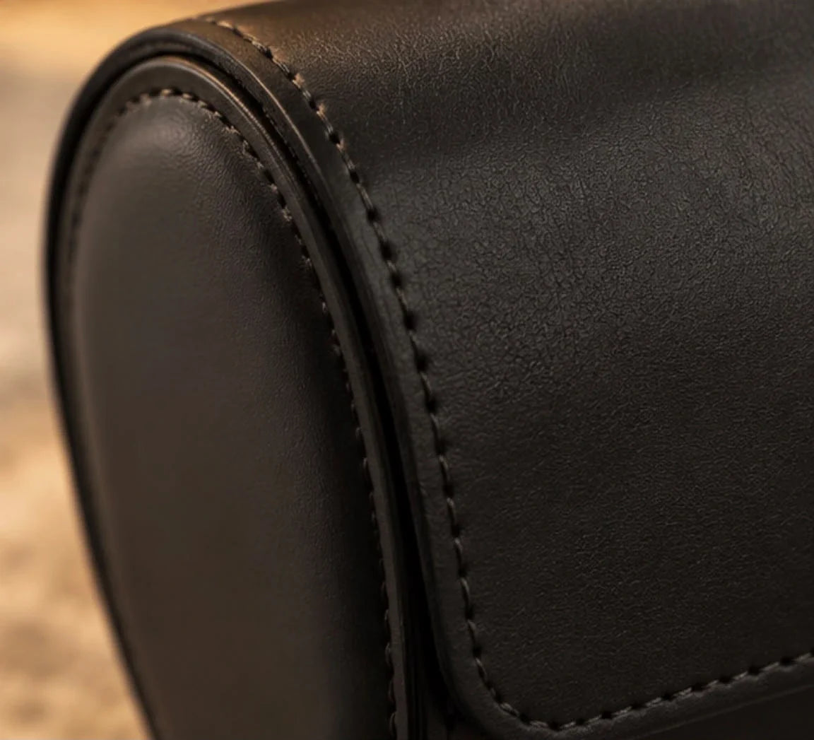 Détail de l’étui de voyage noir